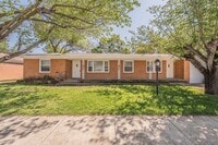 Building Photo - 3-Bedroom in Westworth Village!