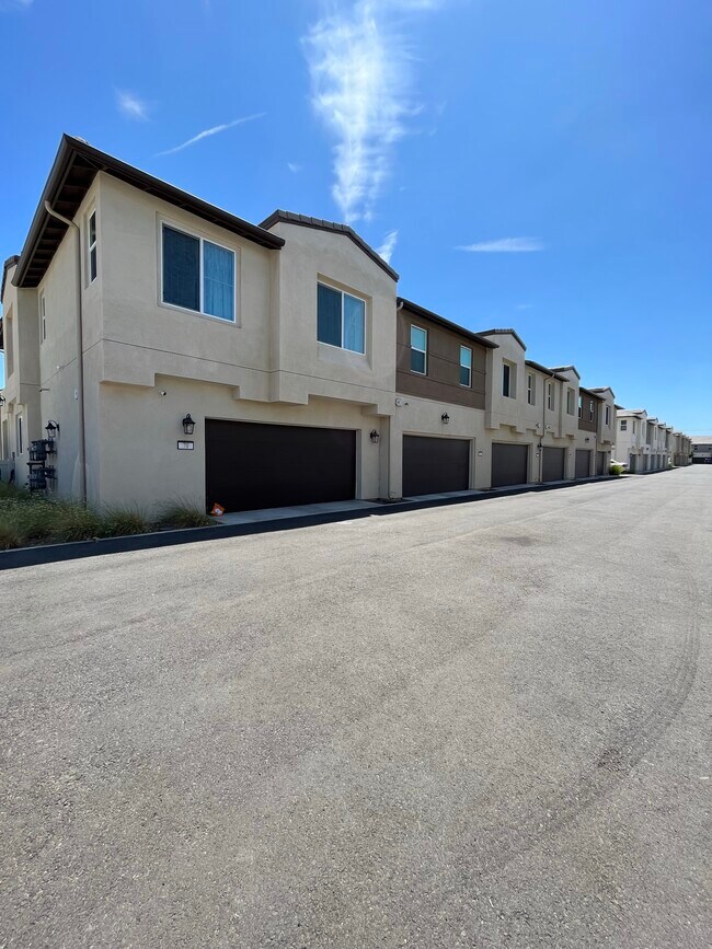 Building Photo - 54 Harmony Dr