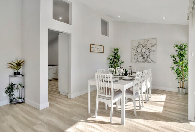 Building Photo - 5565 Ostin Ave