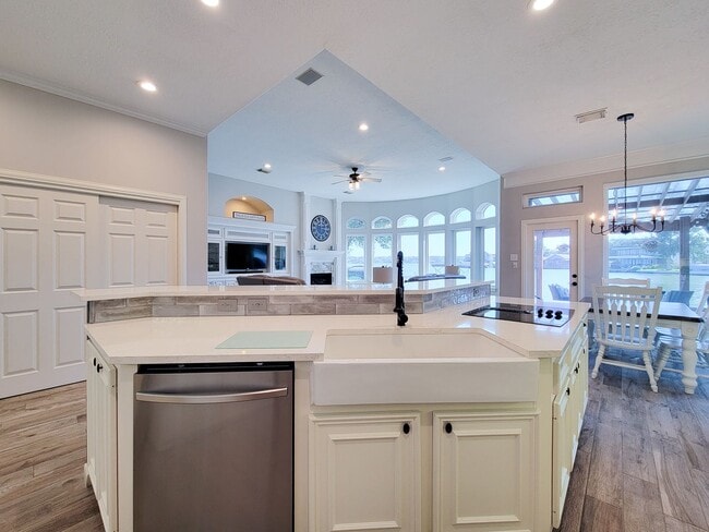 Building Photo - Beautifully designed waterfront property w...