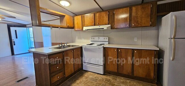 Building Photo - 3103 Cedarvale Rd