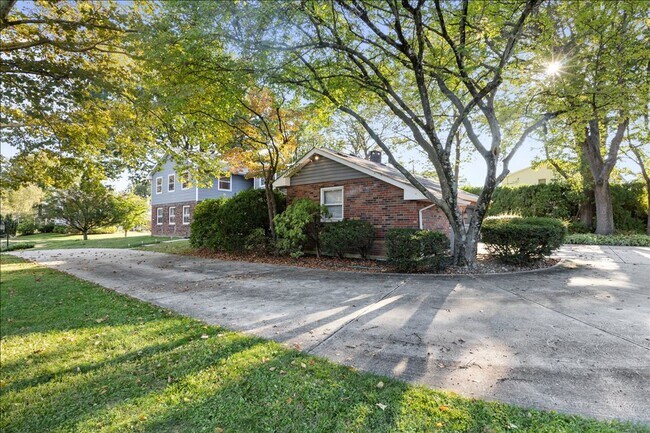 Building Photo - Magnificent 6 bedroom house in desirable Hanover Township!