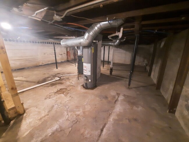 Building Photo - 2 Bedroom, 1 Bathroom home near Drake Univ...
