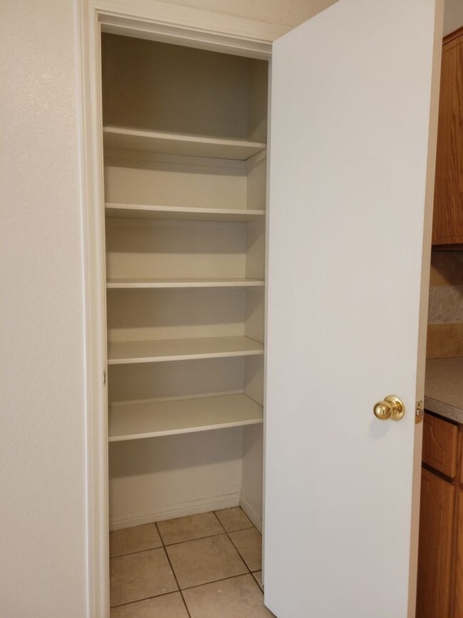 Building Photo - 404 Dale Ave