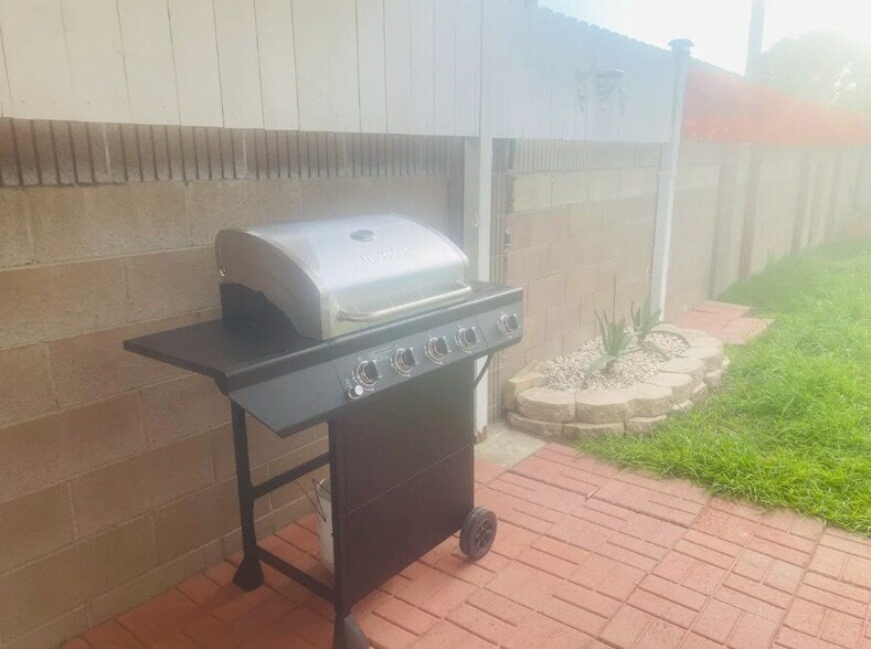 Building Photo - 8871 Belmont St