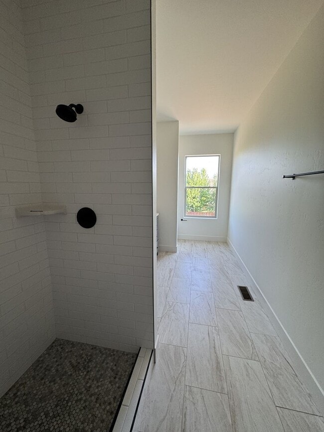 Building Photo - 17 Grove-
