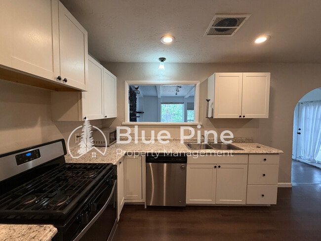Building Photo - 410 Lincoln Dr