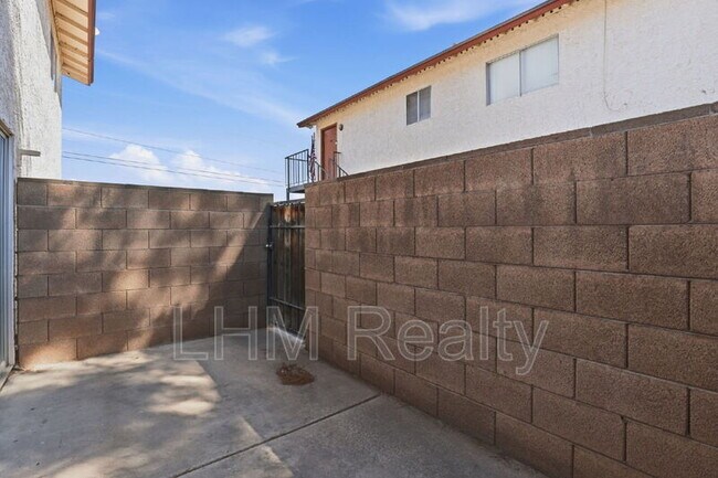 Building Photo - 860 E Brown Rd