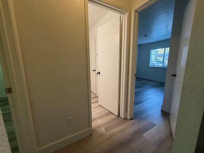Building Photo - Beautiful 2 bedroom 1 bath Available today! Apply today!