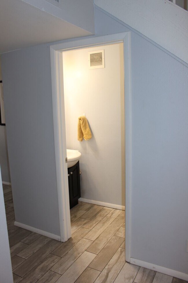 Building Photo - Scottsdale Condo
