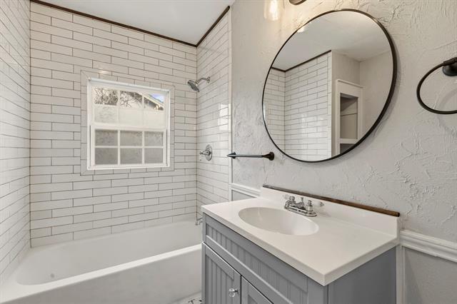 Building Photo - 8910 San Leandro Dr