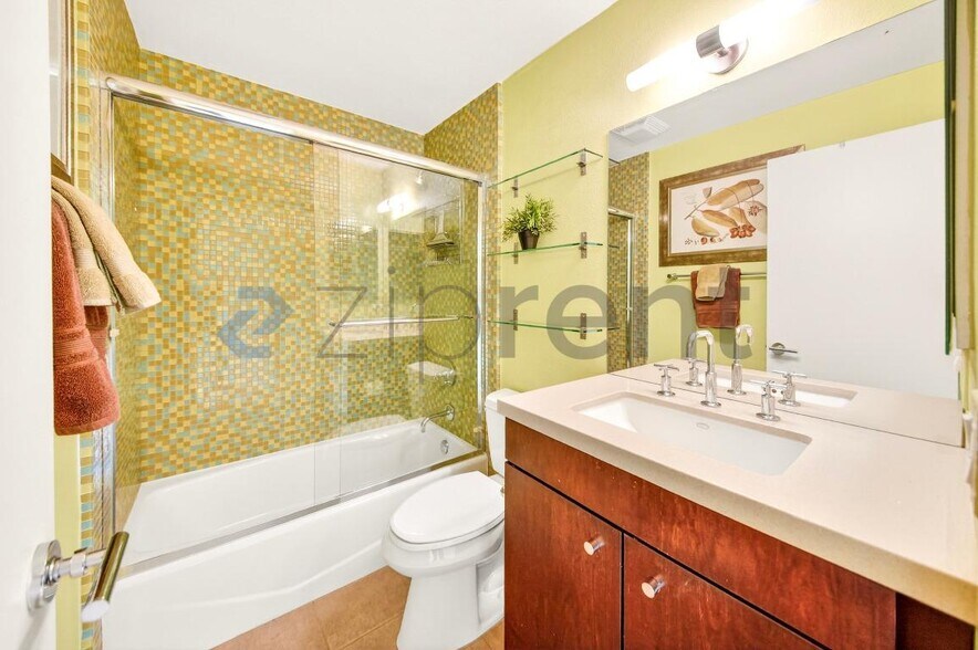 Building Photo - 1010 E Palm Canyon Dr