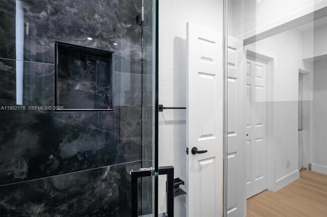 Building Photo - 629 SW 10th Ave