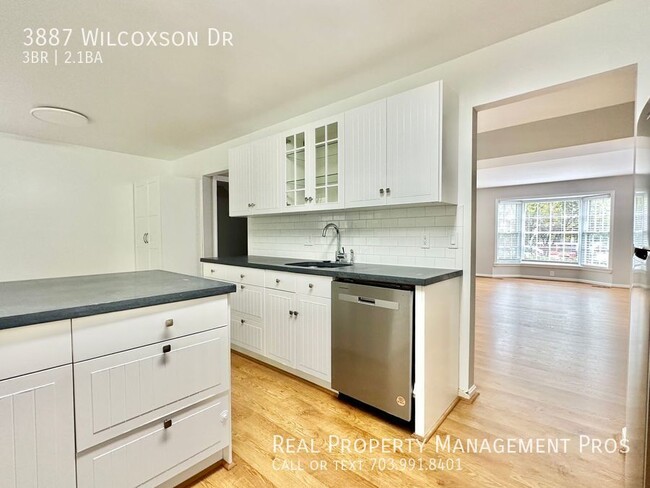 Building Photo - Gorgeous End Unit in Fairfax City!