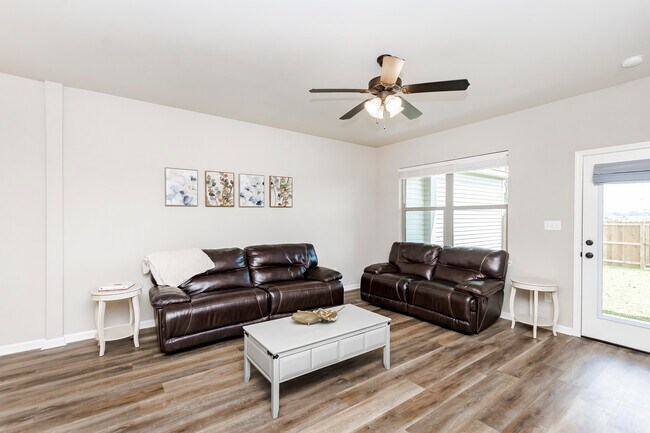 Building Photo - 2800 S Roth Ave