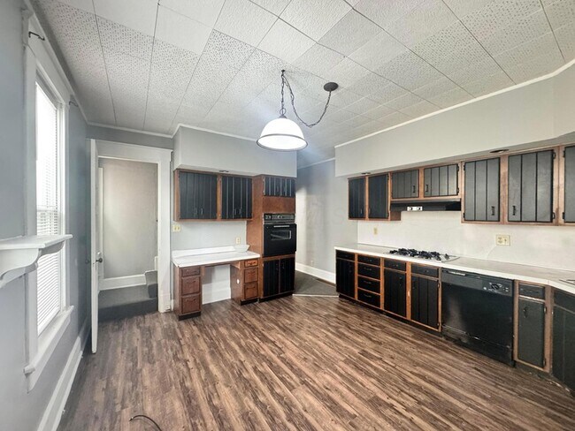 Building Photo - 617 E Main St