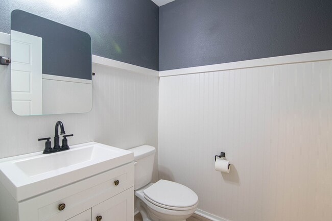 Building Photo - ***Coming Soon June 1st, 2026***Modern 4 bed 2.5 bath near the Fairways Golf Course, Amazon and F...