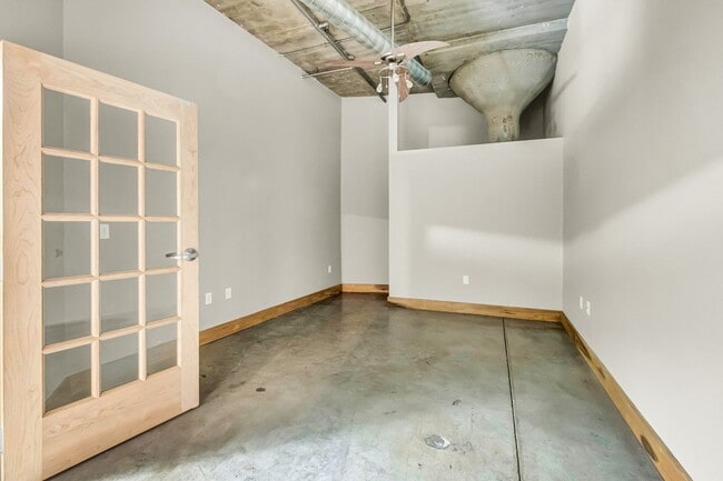 Building Photo - Beautiful 2-bedroom loft with garage parking, and community room with swimming pool!