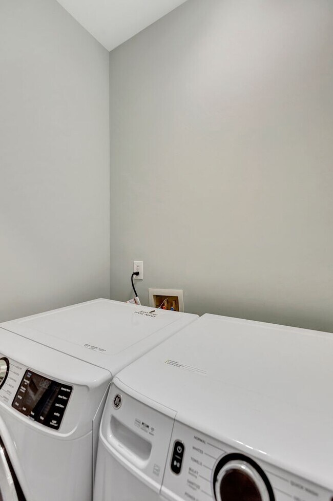 Building Photo - Immaculate Townhome in Dunes West