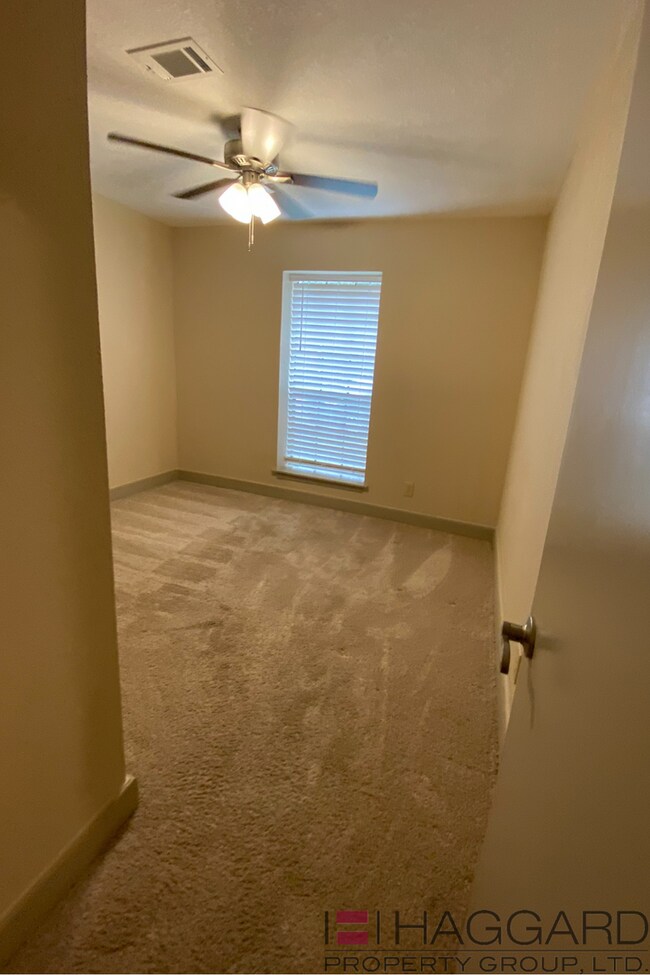 Building Photo - Rare 3-bed,2-bath, 1-story half duplex rec...