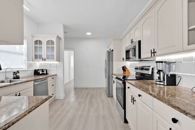 Building Photo - 704 NE 2nd St