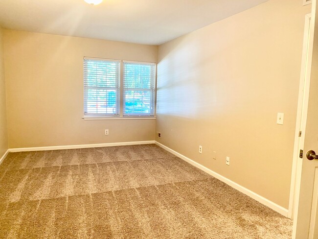 Building Photo - Spacious 2 Bed 2 Bath! Pets Welcome!  No S...