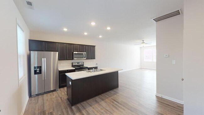 Building Photo - 310 Bogle St