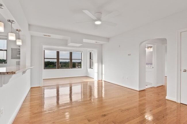Building Photo - Available Now! Recently Updated, Spacious ...