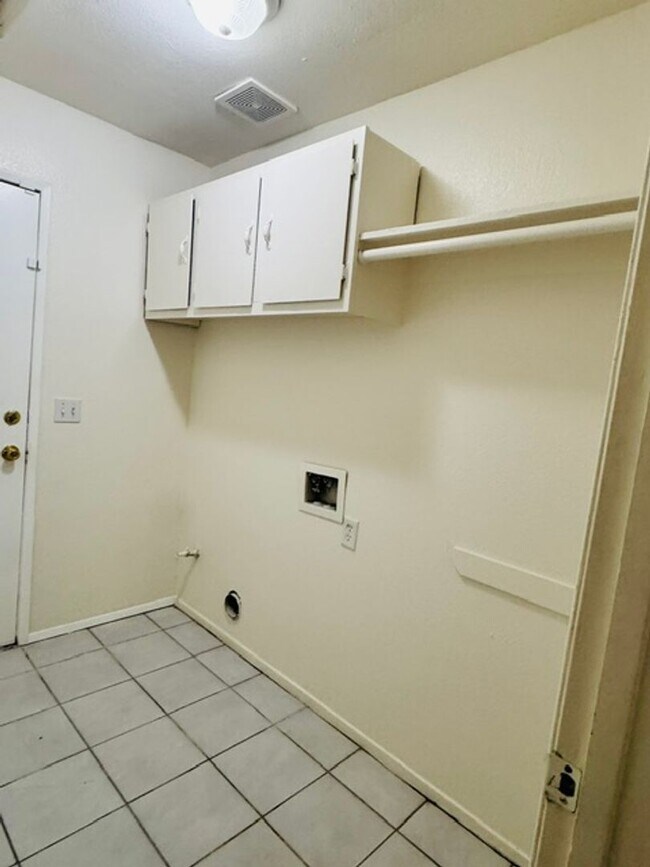 Building Photo - 9004 Pineridge Way