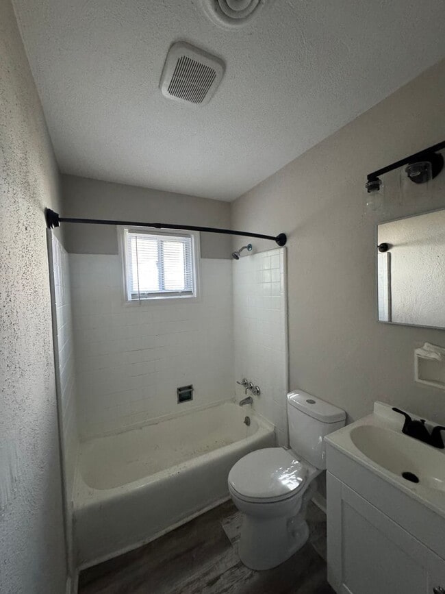 Building Photo - 2 bed 1 bath dupex