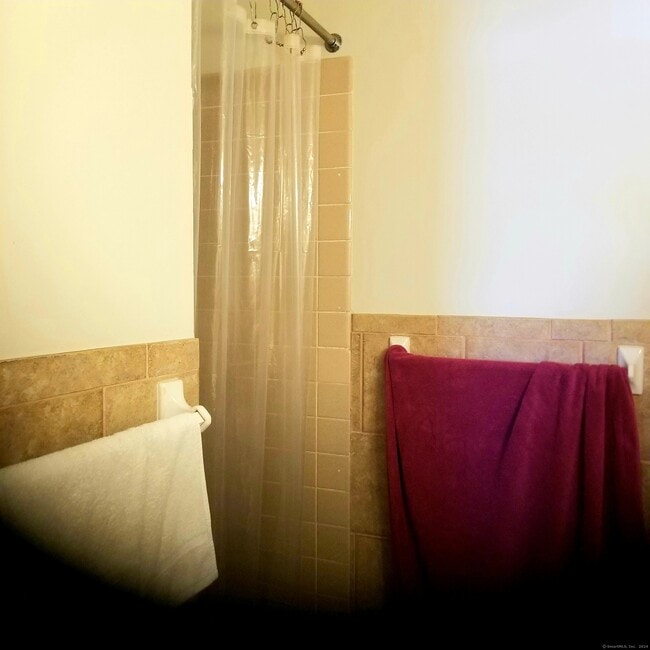 Building Photo - 185 Melba St