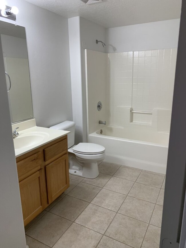 Building Photo - Wonderful lower level 2 bedroom, 2 bathroo...