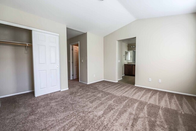 Building Photo - Charming 4 Bedroom Home in Gated Community with Community Pool & Courtyard Entry!