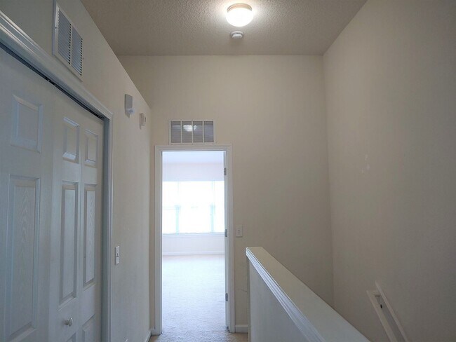 Building Photo - Wolf Creek Townhome