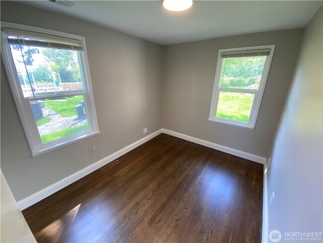 Building Photo - 2bd/1ba Seatac Home