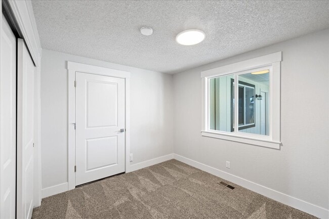 Building Photo - 1309 W Maple Ave