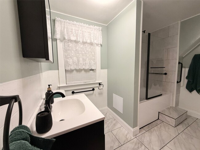 Building Photo - 498 Grand Ave