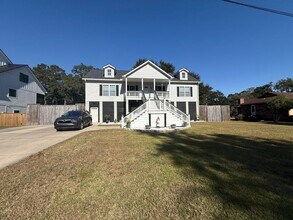 Building Photo - 3 Bedroom 2 Bath House in Lighthouse Point...