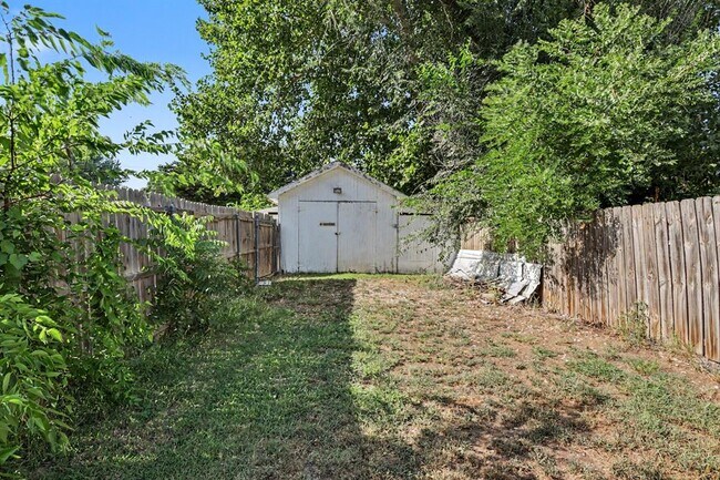 Building Photo - 207 E Juniper Ln