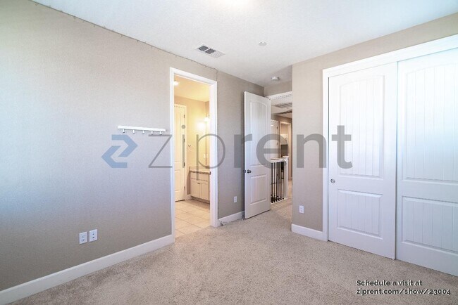 Building Photo - 707 Razorbill St
