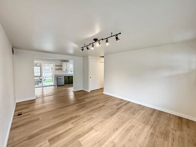 Building Photo - Immaculate Single-Level Home