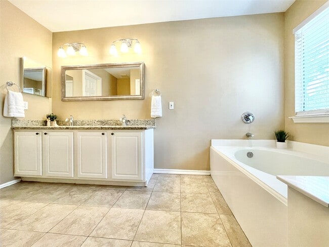 Building Photo - 19 Blue Creek Pl