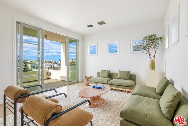 Building Photo - 5201 Vía Donte