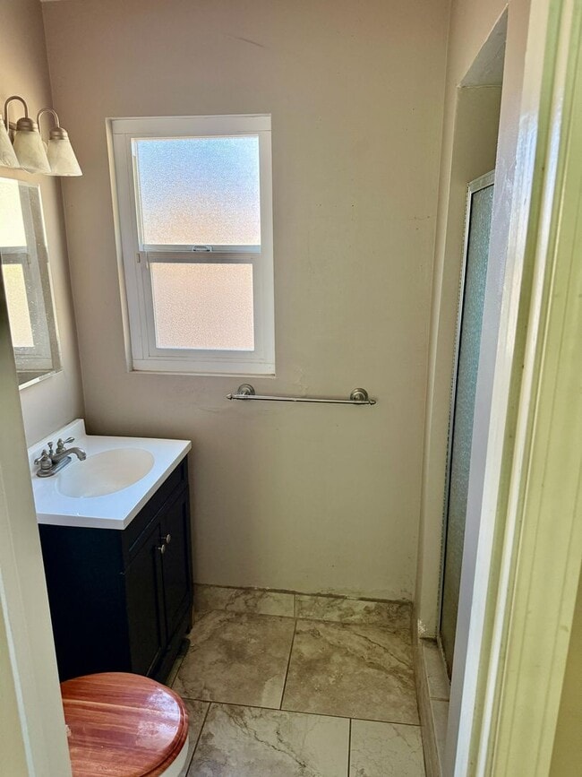 Building Photo - Explore this attractive property in Bakersfield, featuring 3-bedroom and 1.75 -bathrooms - Availa...