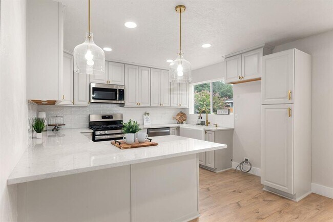 Building Photo - 90 W High Oaks Cir