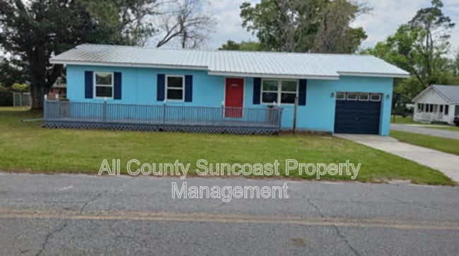 Building Photo - 208 NE Rowena St