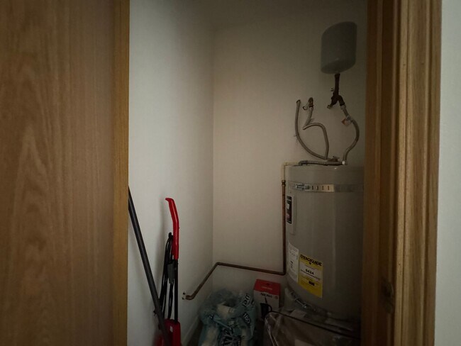 Building Photo - 4 Bedroom 2 Bathroom Duplex - Near WWU