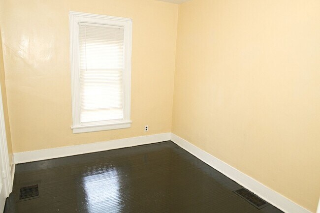 Building Photo - 865-869 Clifford