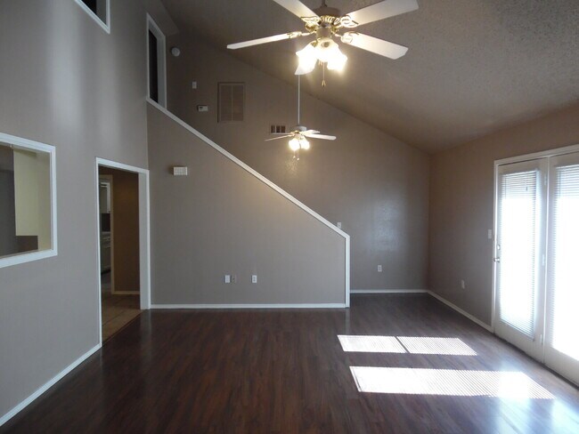 Building Photo - Captivating Townhome in Whisperwood