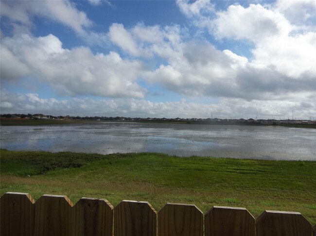 Building Photo - 14435 Long Meadow Dr